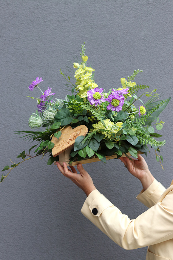 Serce Anioła, dekoracja nagrobna na drewnianej podstawie, wym.44x60x53cm