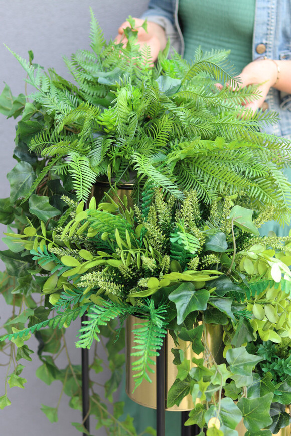 In The Jungle, zielona dekoracja w złotym kwietniku