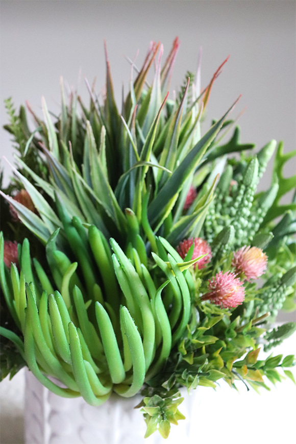 Jerudo D, kompozycja sukulenty w białej donicy, wys.27cm