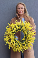 Wiosenna Mimoza, żółty wianek na drzwi z mimozy