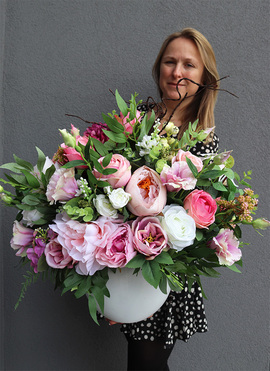 Abella Big Cinderella, kompozycja kwiatowa w owalnej misie, wym.39x45cm