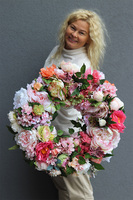 Kwiatowe Tornado Pink, duży wianek dekoracyjny