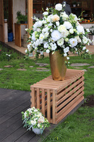 Sakramento Złota Bajka, kompozycja kwiatowa w złotym naczyniu, wym.115x100cm 