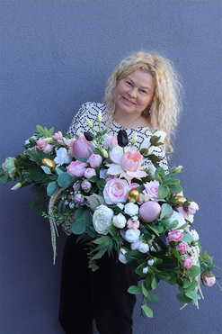 Melista Delineta Longia, kompozycja kwiatowa na długi stół, wym.42x120cm 