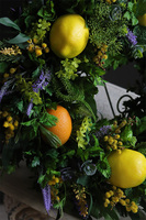 3 Cytryny, zielony wianek na drzwi z owocami