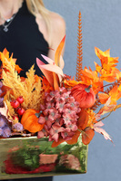 Jesienne Promienie B, kompozycja kwiatowa w złotej osłonce, wym.44x60cm