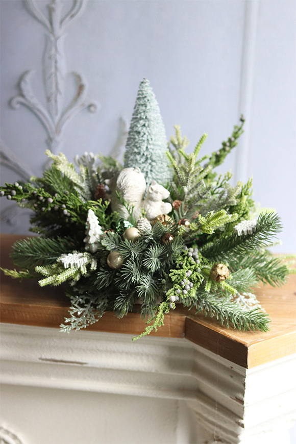 Arktyka, świąteczny stroik z wiewiórką na plastrze drewna