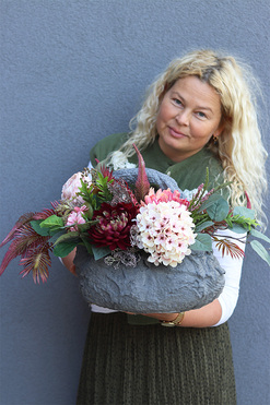 Poletra Volcan, kompozycja kwiatowa w ciężkim koszu, wym.30x55x35cm