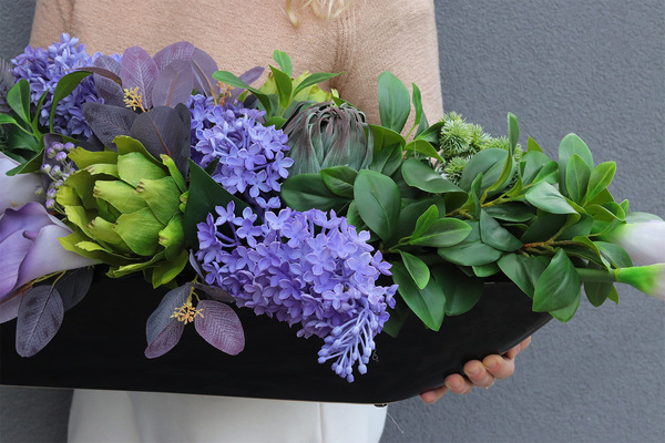 Hilton Laos Conference, fioletowa kompozycja kwiatowa w naczyniu