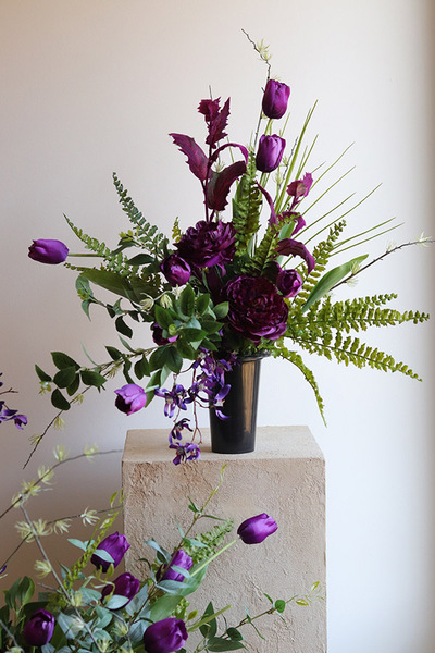 Purple Flowers, nowoczesny bukiet nagrobny we wkładzie