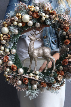 OD RĘKI Złoty Jeleń, świąteczny wianek z figurką, śr.47cm