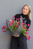 Volcan Magenta Tulips, kompozycja nagrobna w misie