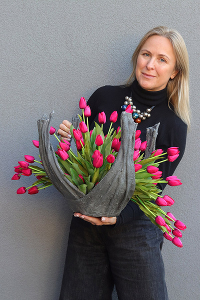 Volcan Magenta Tulips, kompozycja nagrobna w misie