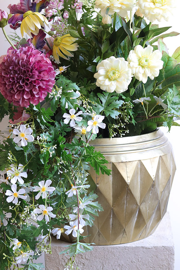 Spring GoldLine, dekoracja kwiatowa w koszu