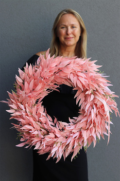 Pink Cavellia, różowy wianek z ruskusem, rozp.58cm