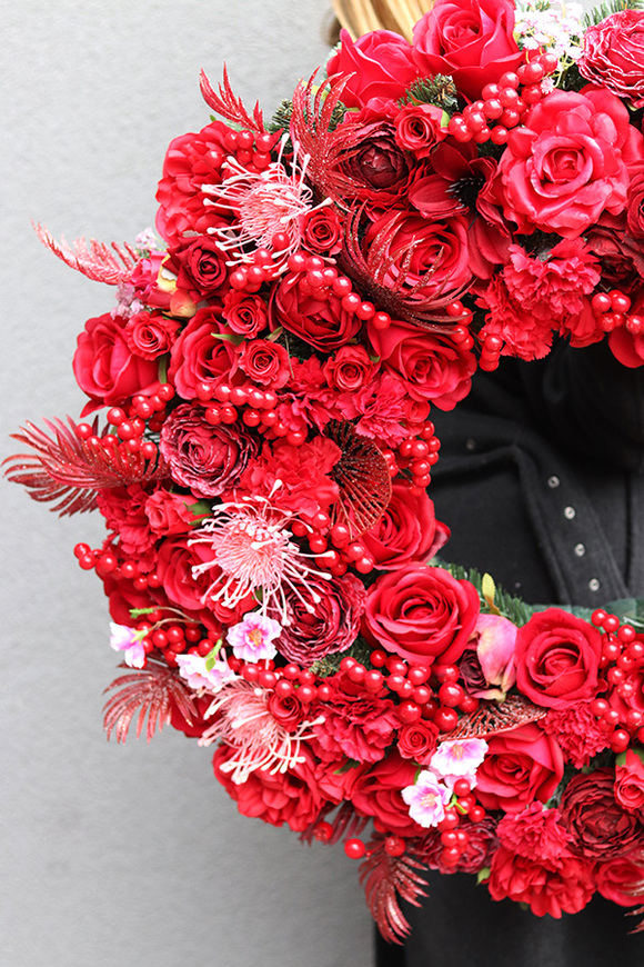 Carmen Dallas, kwiatowy wianek na drzwi