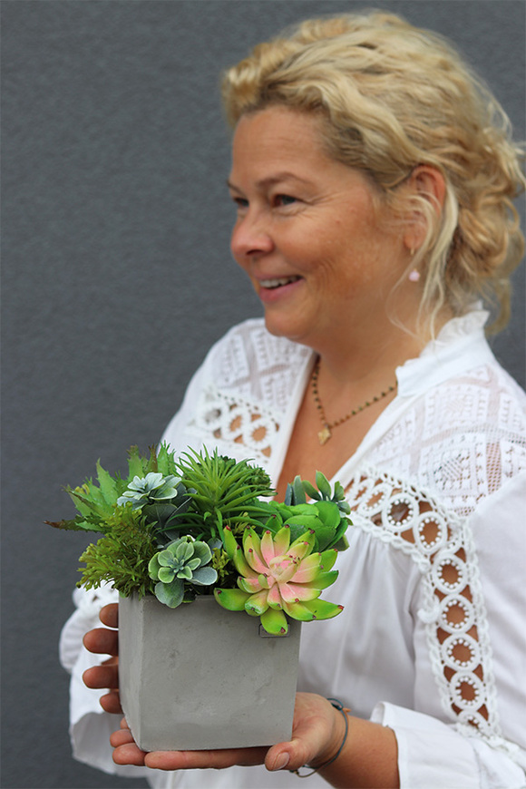 Green Celita, zielona kompozycja w betonowej donicy