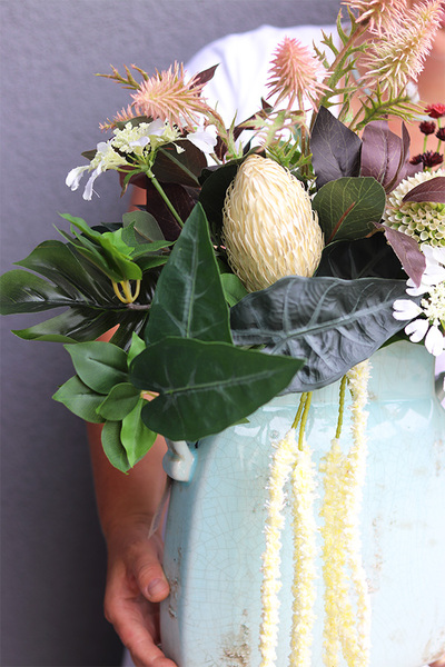 Green World Laos, kompozycja kwiatowa z proteą	