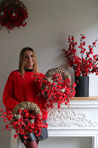 Czerwona Jabłonka, wiosenna kompozycja kwiatowa w wazonie