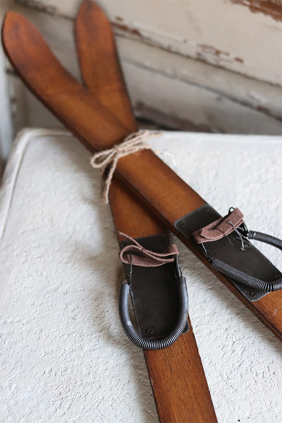 OD RĘKI Narty, dekoracja świąteczna, dł.61cm 