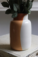 Orange Roses, kompozycja kwiatowa roże w wazonie