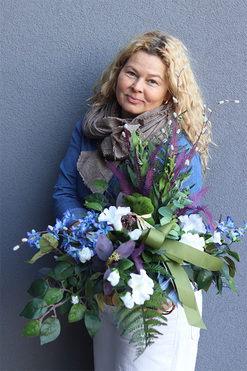 OD RĘKI Niebieska Redrea, dekoracja nagrobna z zajączkiem, wym.62x45x44cm