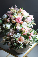 Belladia Beige, kompozycja kwiatowa w naczyniu