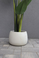 sztuczna roślina w donicy