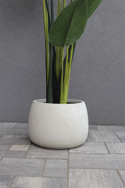 sztuczna roślina w donicy