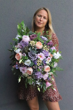 Violet Herrera, kompozycja nagrobna w misie, dł.70cm 