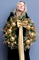 Golden Ambient, złoty świąteczny wianek z kokardą