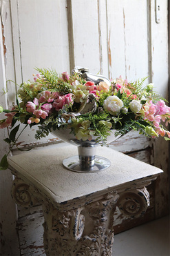 kompozycja kwiatowa w srebrnym pucharze, Silver Pinko Pear, wym.32x50cm 