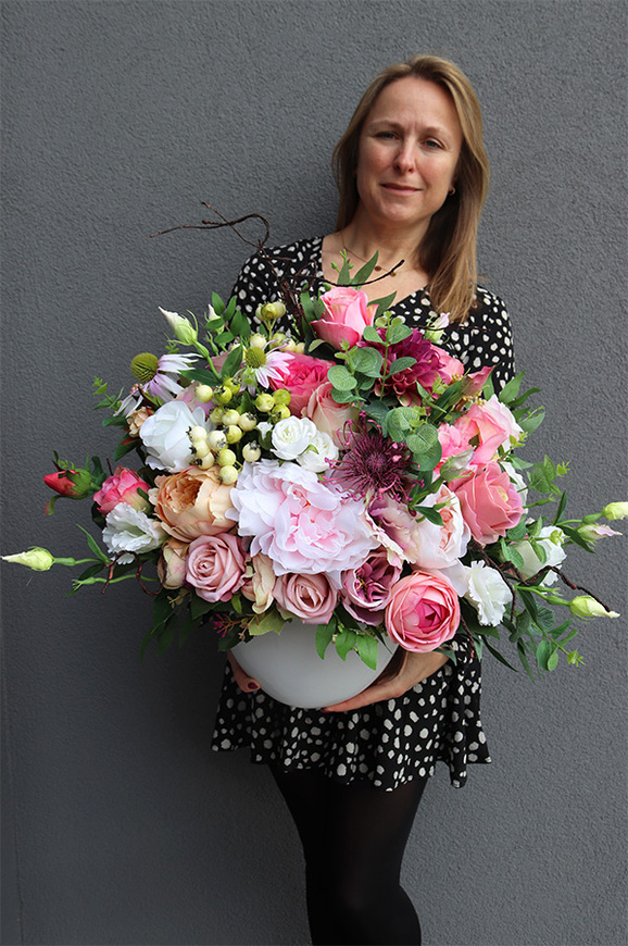 Abella Big Cinderella, kompozycja kwiatowa w owalnej misie, wym.39x45cm