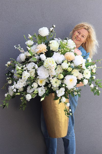 Sakramento Złota Bajka, kompozycja kwiatowa w złotym naczyniu, wym.115x100cm 