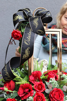 Red Angelo Garden, kompozycja nagrobna w złotym lampionie