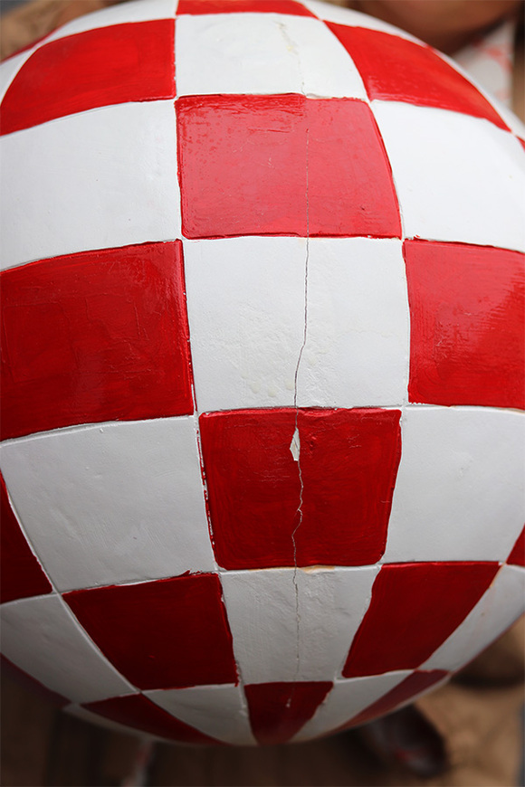 Winter Ball, figurka bombka ceramiczna