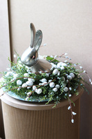 Kreolia Boston, stroik wielkanocny na talerzu z zającem