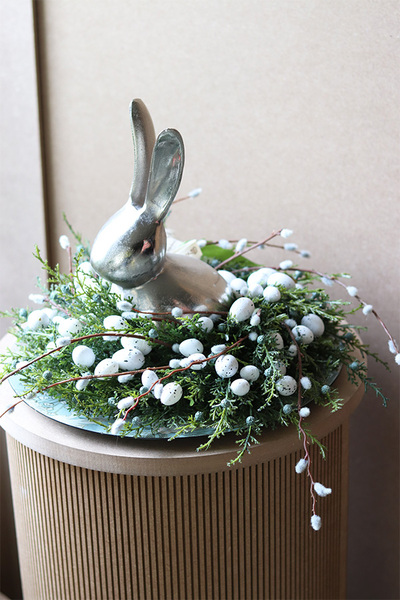 Kreolia Boston, stroik wielkanocny na talerzu z zającem