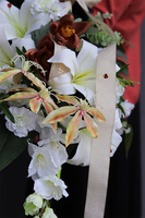 Hefrata, bukiet nagrobny z liliami