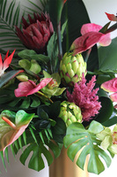 Schiele Premium Red, strelicja kompozycja w złotej donicy