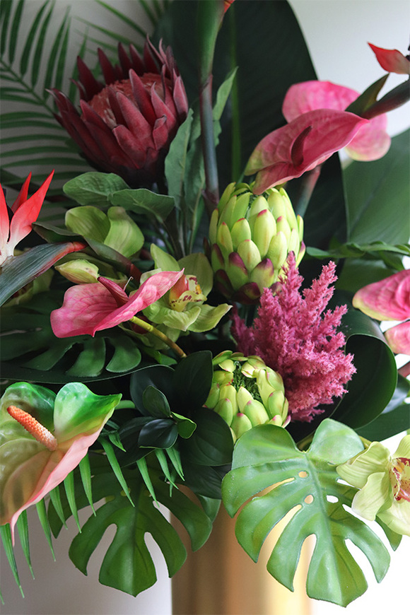 Schiele Premium Red, strelicja kompozycja w złotej donicy