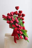 Kokarda Amore, walentynkowa kompozycja z czerwonych tulipanów