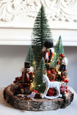 Dziadki w Lesie, scenka świąteczna na brzozie, wym.37x27cm 