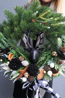 Czarny Renifer Industrial, wianek świąteczny