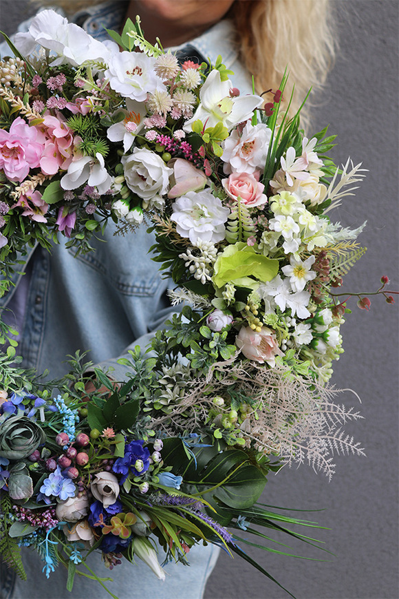 Leosi Hills, wianek na drzwi z polnymi kwiatami