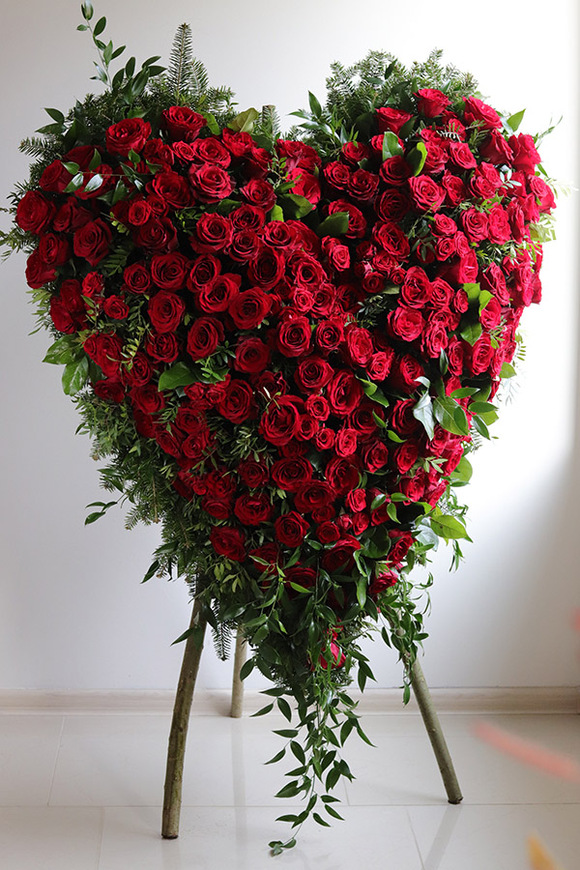 Czerwień Amore, żywa wiązanka pogrzebowa serce
