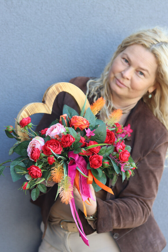 Heartwood Sunset, kompozycja nagrobna z różami serce