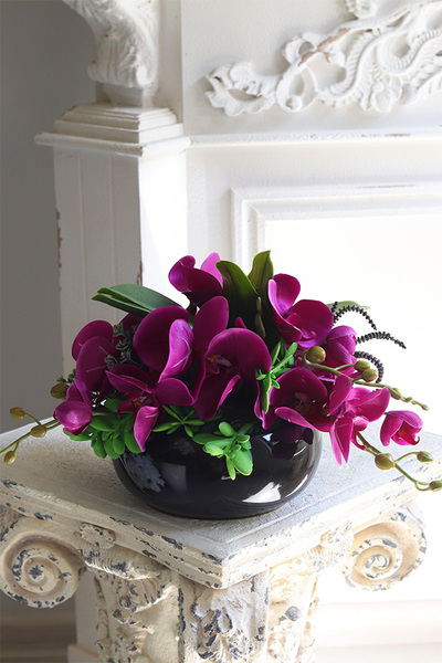 Fuksja Dekoria, kompozycja z orchideą w czarnej misie