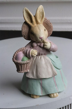OD RĘKI Bunny Cottage Vintage, figurka wielkanocna zajączek A, wys.16.5cm