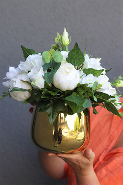 Bella Bianco, kompozycja kwiatowa w złotym naczyniu, wys.28x40cm